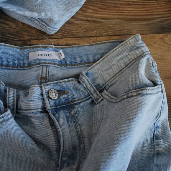 Cello Super Distressed High Rise Mom Jean Women's Jeans 9 - Picture 6 of 6